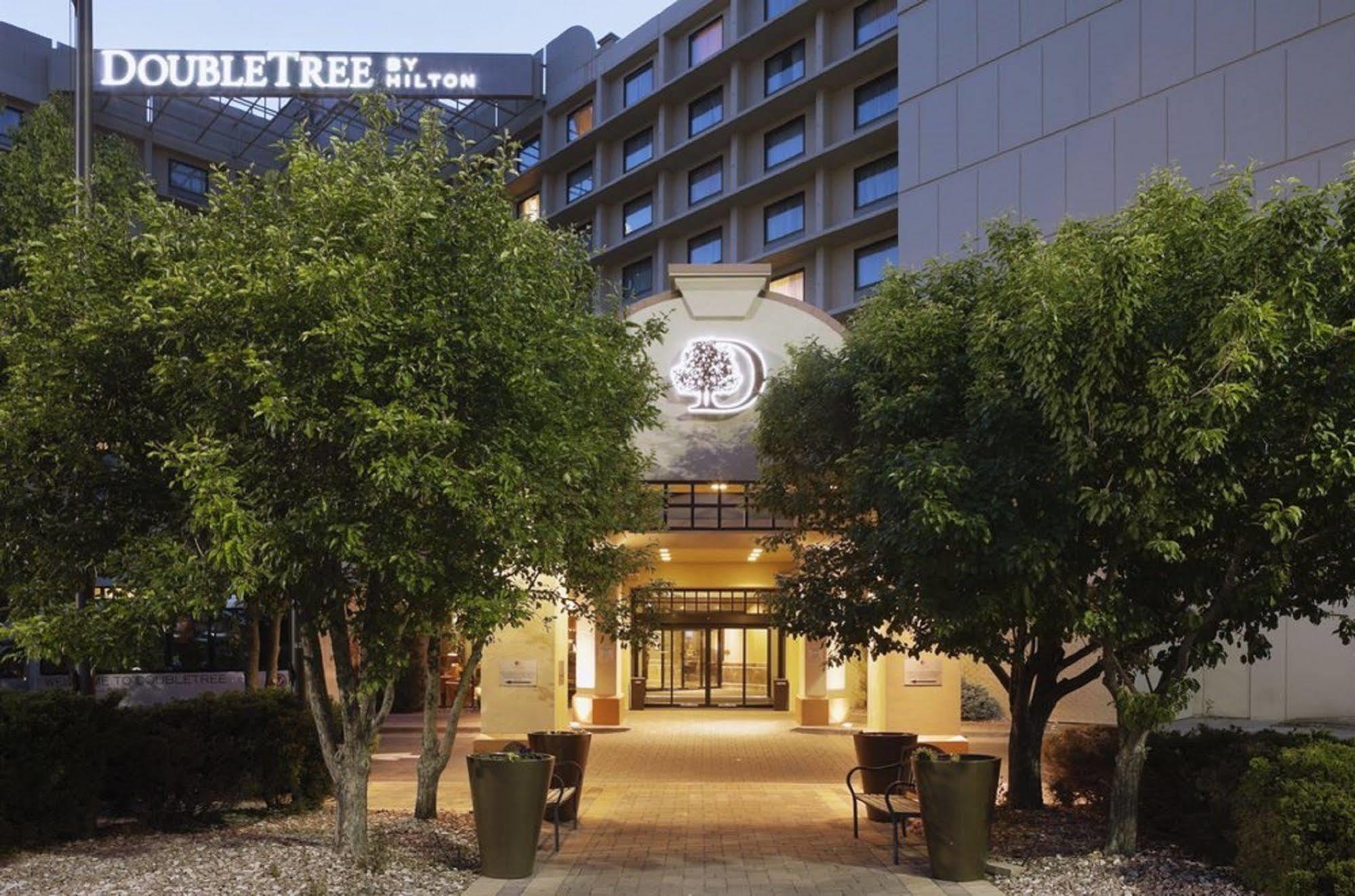 Doubletree By Hilton Hotel Denver Bagian luar foto